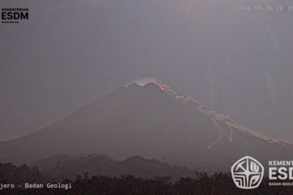 Dua Gunung Erupsi Hampir Bersamaan, Merapi dan Marapi Keluarkan Aktivitas Vulkanik